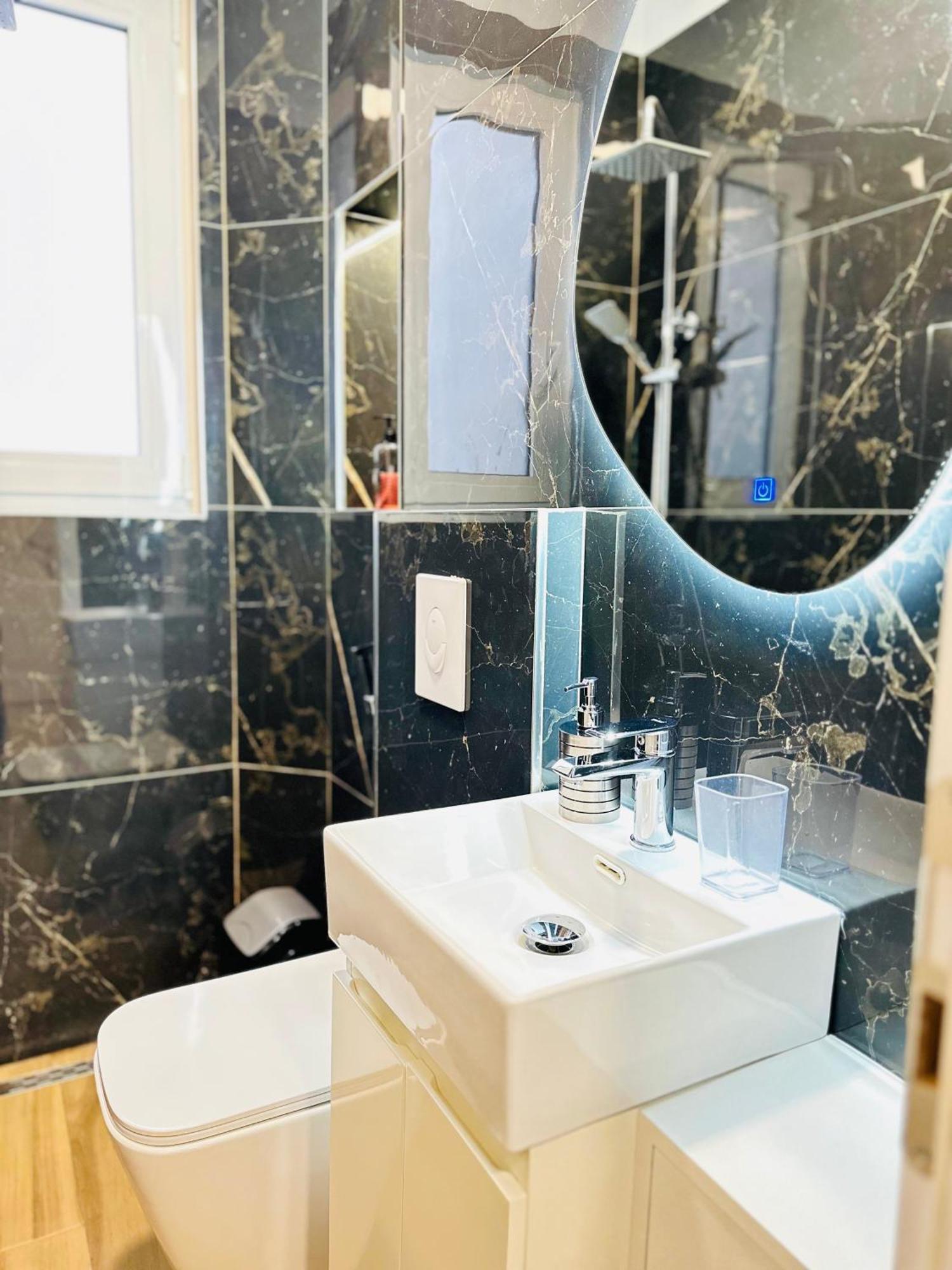 Luxurious Central Stay - Self Check-In Tiranë Eksteriør bilde